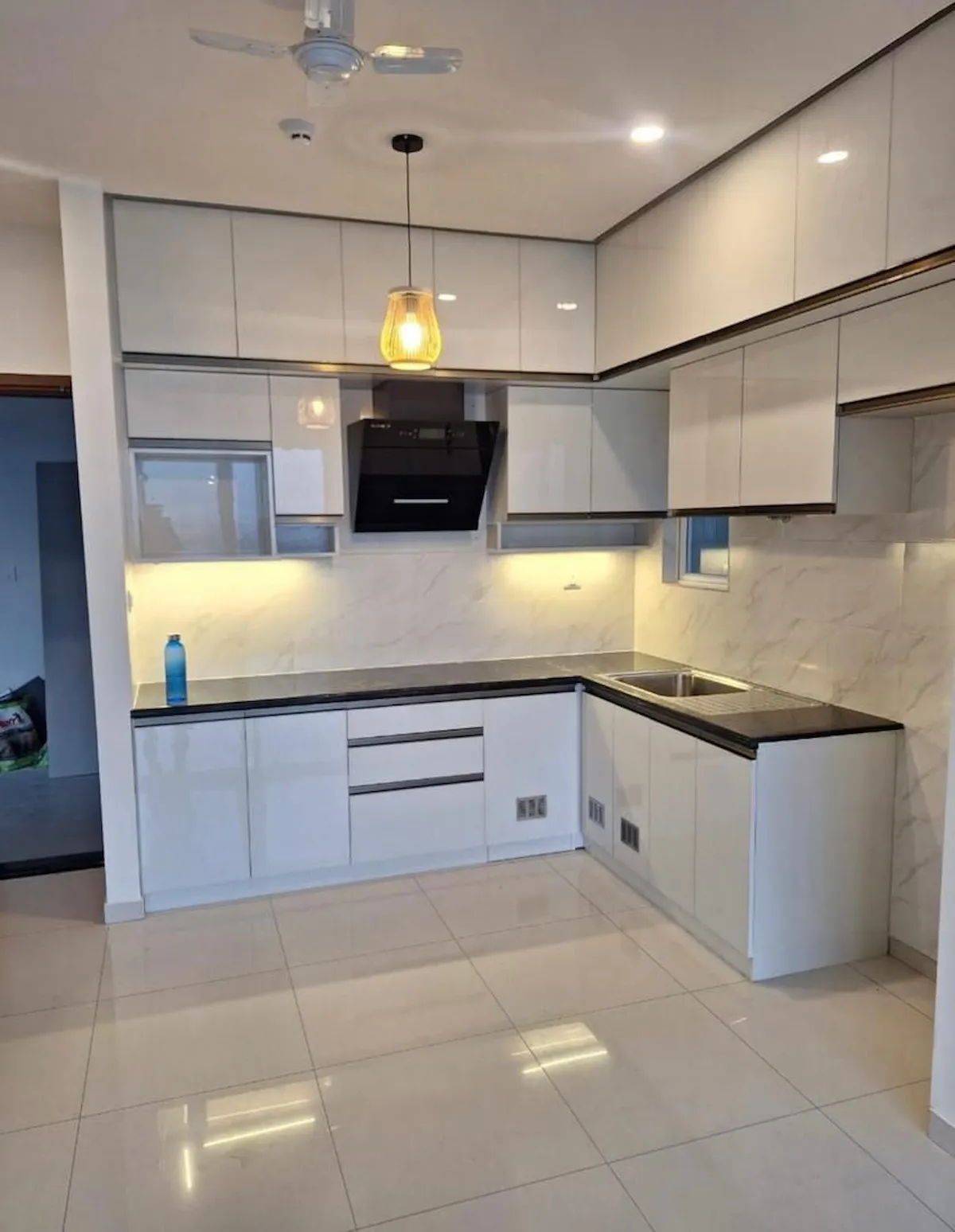 Modern kitchen by Nap's Interior Decor
