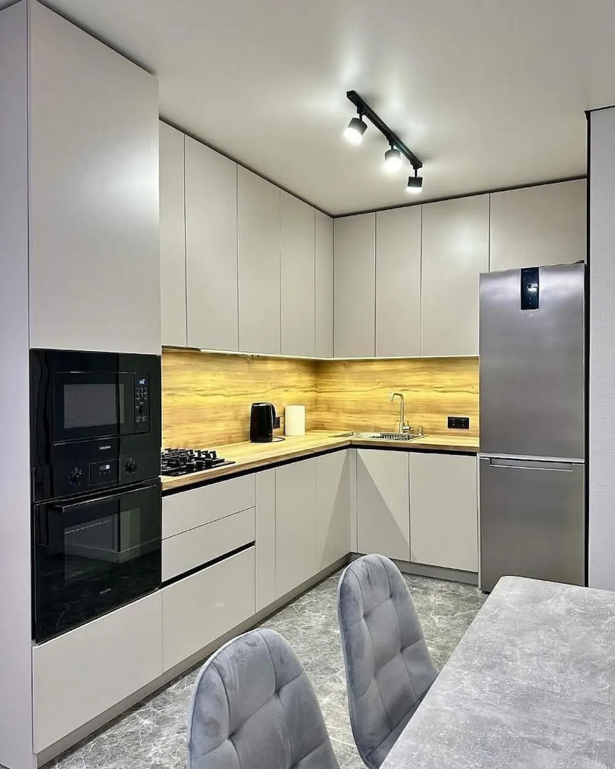 Contemporary kitchen design by Nap's Interior Decor